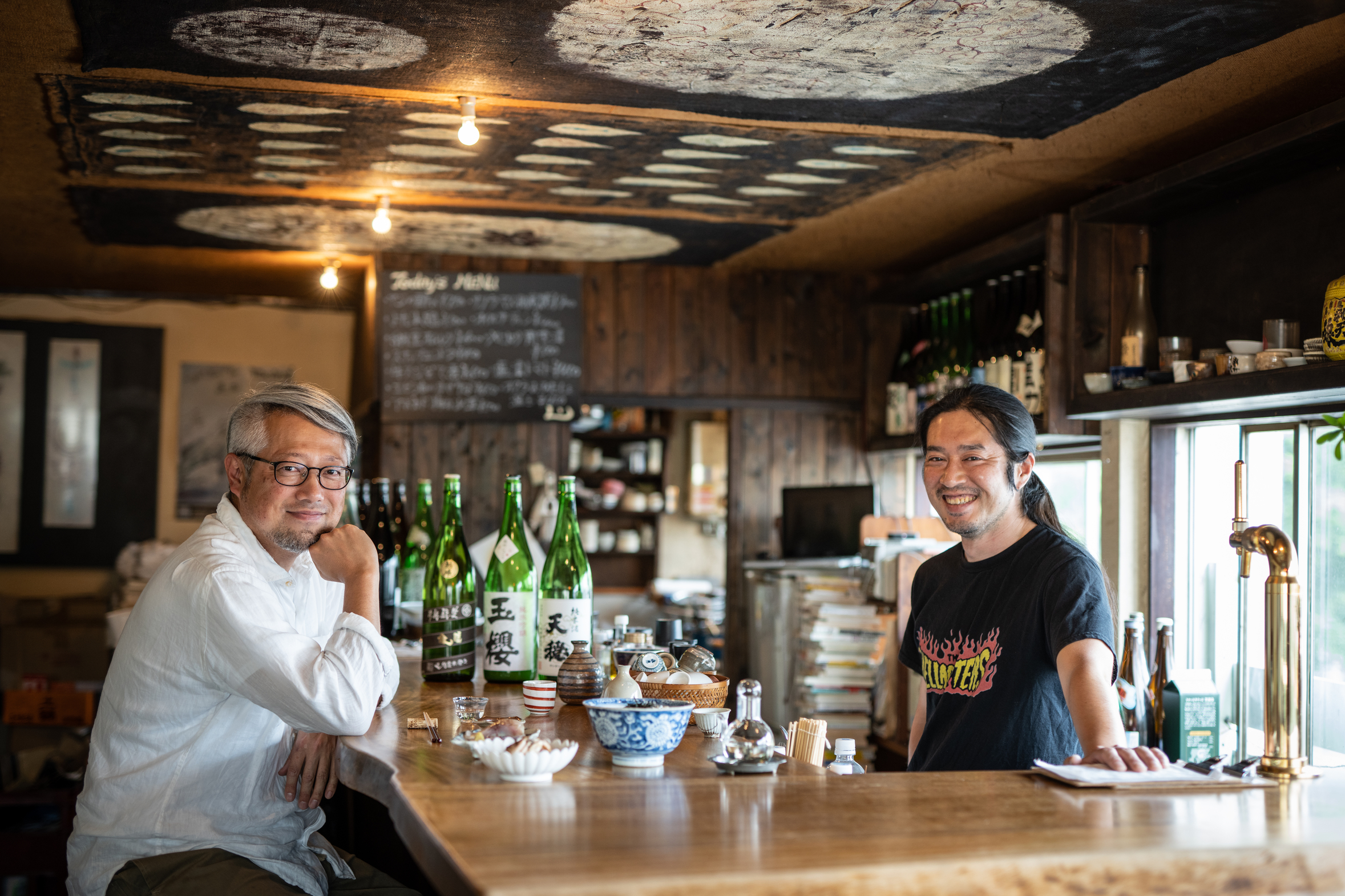 两位热酒和古董专家讨论“让清酒变得更好”的清酒器具和菜肴| Sake 