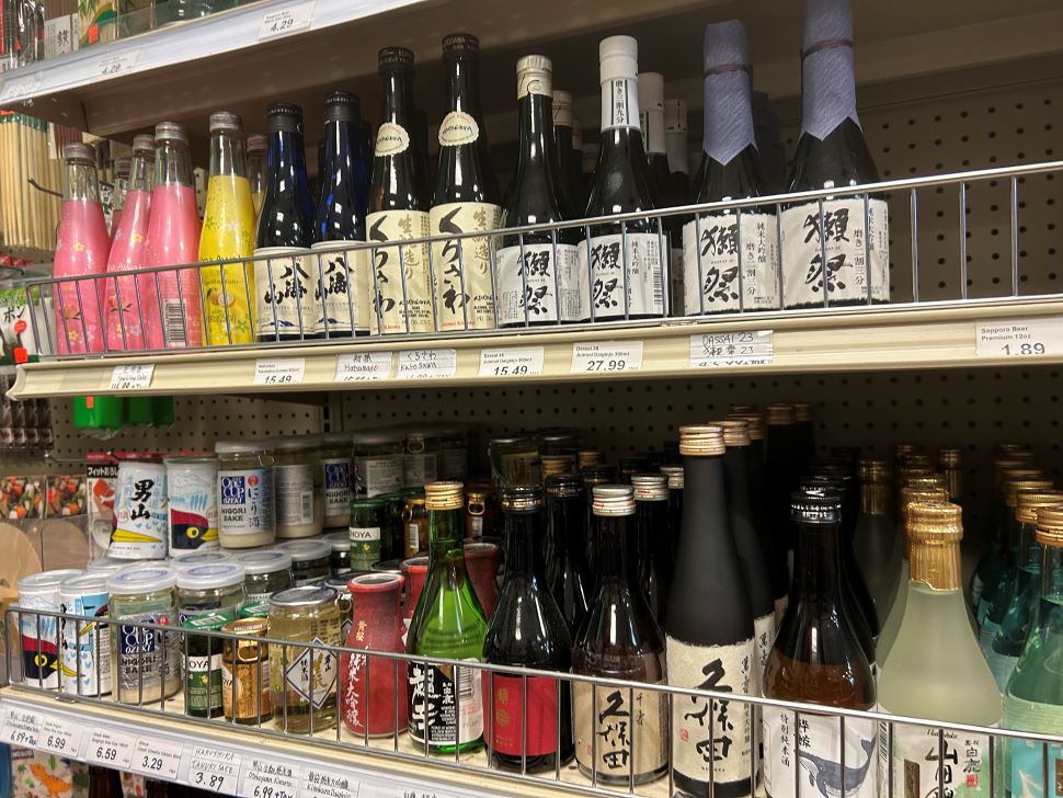 日系マーケットは所狭しと「JapaneseSake」が。