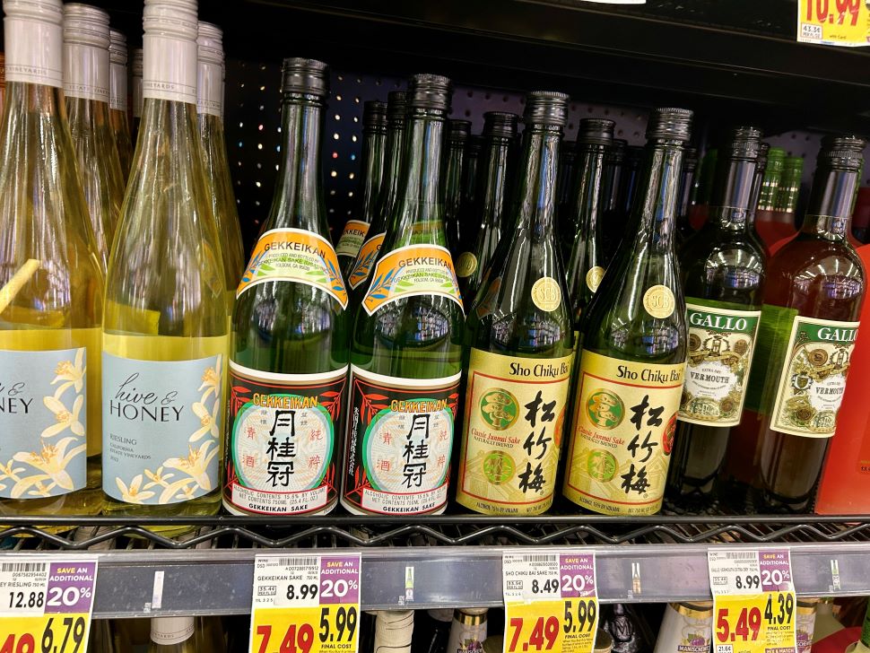 日本酒はわずか3～4銘柄が陳列。