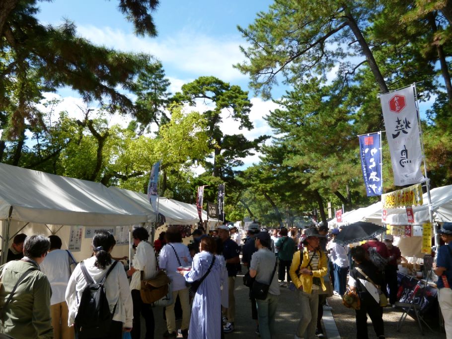 鳥居をくぐりぬけるとそこは呑兵衛たちが殺到。