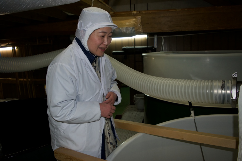 醸造中の日本酒の様子を見守る亜紀さん