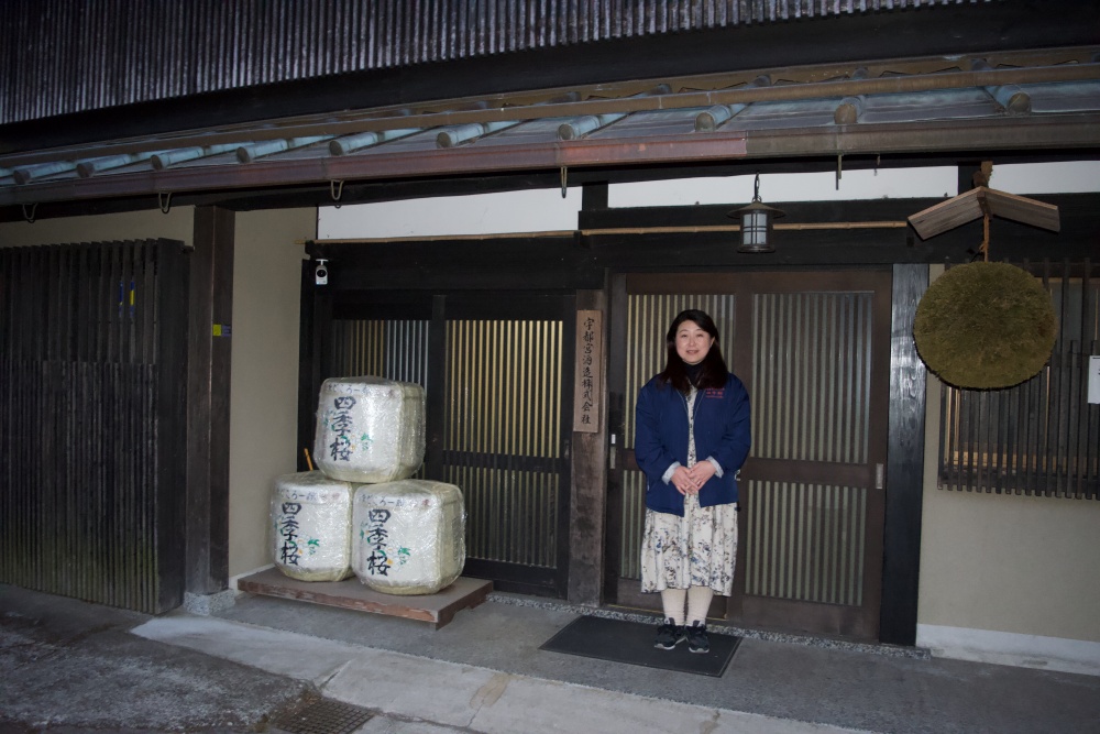 宇都宮酒造の外観と今井亜紀さん